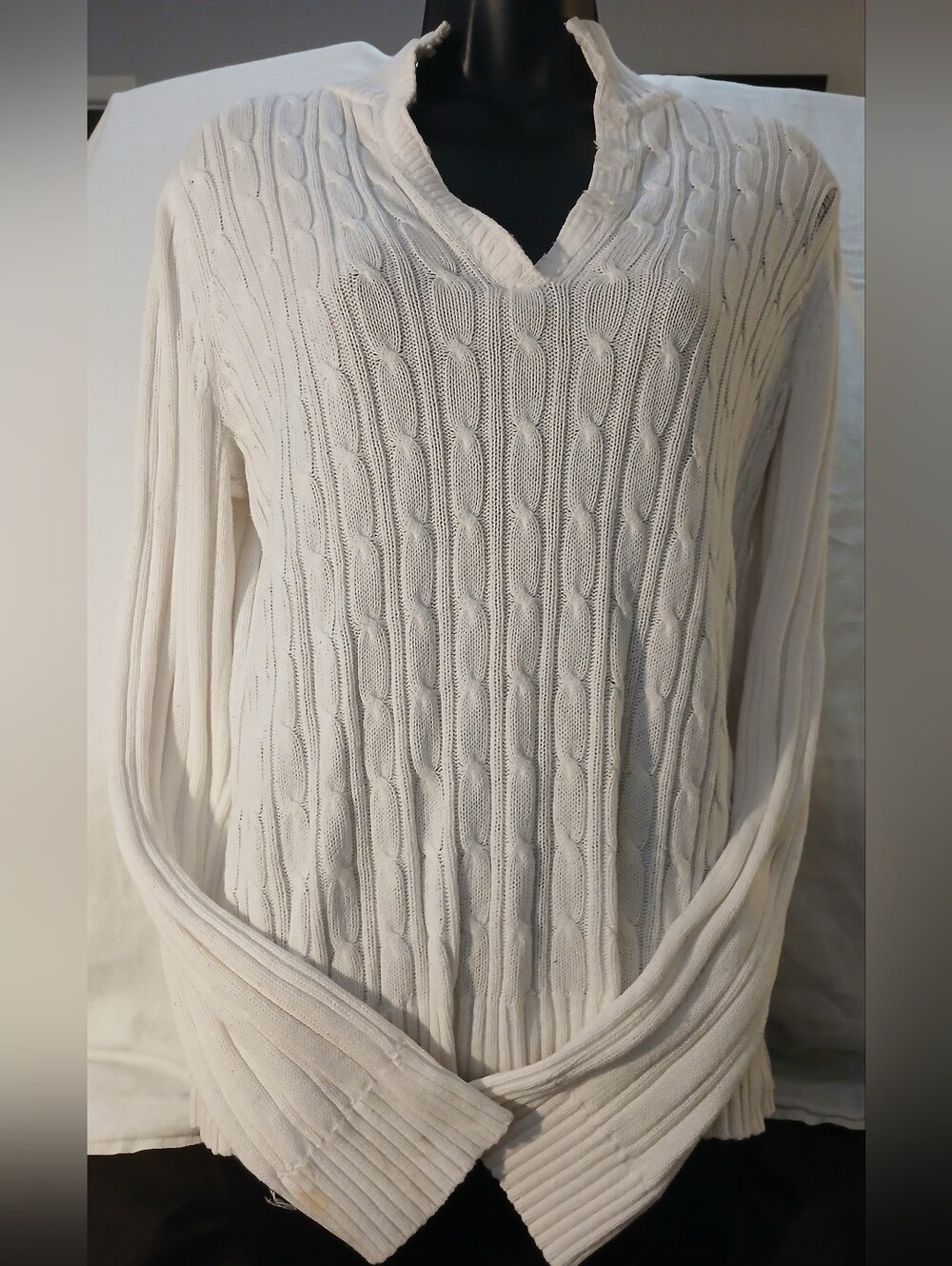 Pre-loved Women's White Cable Knit V-Neck Sweater.
